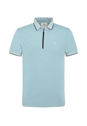 Polo de color azul claro con cuello con cremallera, manga corta, ribetes oscuros en los puños y un pequeño logo en el pecho. Tejido texturizado.
