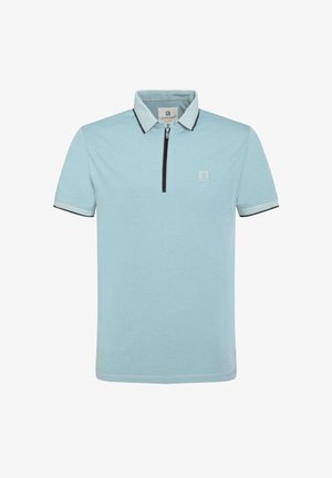 Vaaleansininen polo paita, jossa on vetoketjullinen kaulus, lyhyet hihat, tummat resorit hihoissa ja pieni logo rinnassa. Teksturoitu kangas.