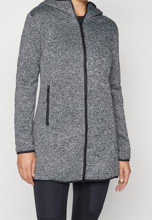 Grå stickad jacka med huva, framzipper och två sidofickor med dragkedja. Har ett strukturerat tyg med mörka accenter längs sömmarna.