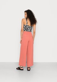 ONLY ONLMETTE STRING PALAZZO PANT  - Calças - desert sand