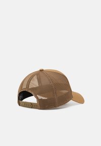 Casquette trucker marron en mesh avec une visière incurvée, une sangle en plastique réglable à l'arrière et un bouton rond sur le dessus. Tissu mesh texturé.