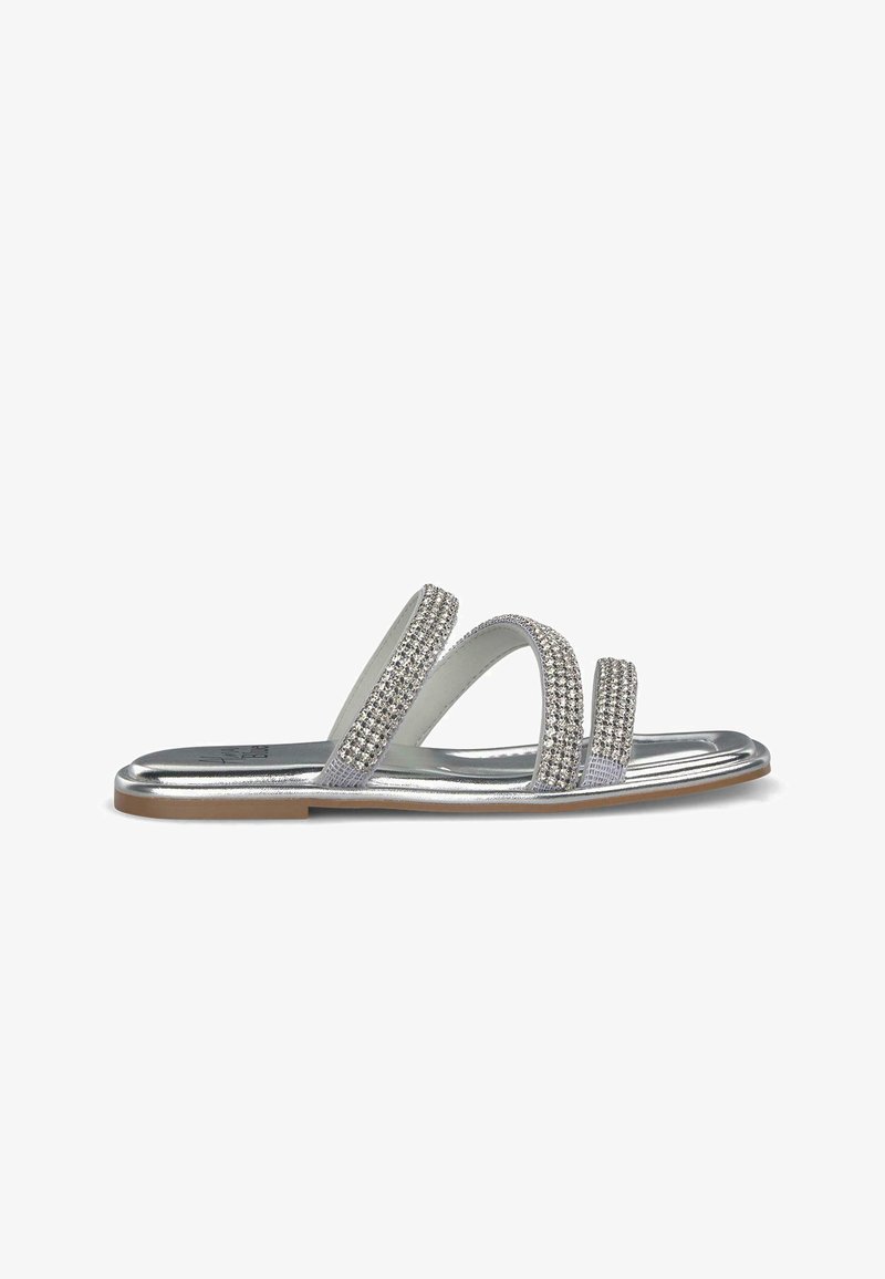 Sandalias plateadas con tres correas anchas adornadas con rhinestones transparentes, una suela metálica y una plantilla texturizada.