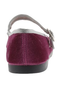 Zapato de terciopelo color burdeos con una correa gris. Suela plana, detalle de costura simple y acento de hebilla metálica. Superficie texturizada.