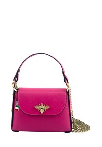 Roze leren handtas met een gouden bij-embleem op de voorkant, korte handgreep en een kettingriem. Kenmerkt zich door een contrasterende zwarte afwerking.