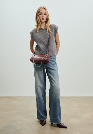 Stradivarius LONG SHOULDER WITH CHAIN  - Torbica - bordeaux