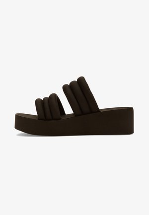 Zwarte platform sandalen met drie gevoerde banden, ronde randen en een dikke zool, gemaakt van zacht materiaal voor comfort.