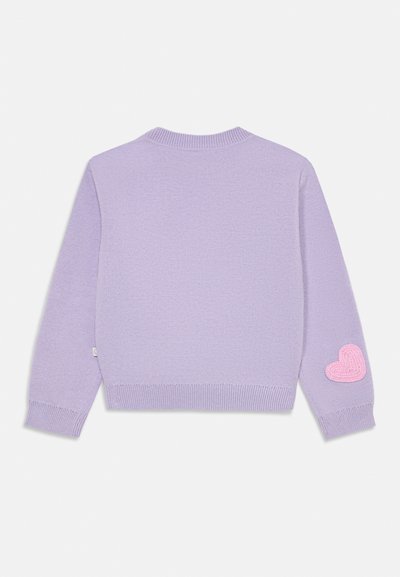 Sweater lilás com gola e punhos canelados, apresentando um detalhe em malha em forma de coração rosa na manga esquerda. Textura suave e corte casual.