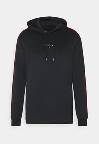 Felpa nera con cappuccio e maniche lunghe, caratterizzata da strisce rosse laterali e un piccolo logo stampato sul petto. Realizzata in tessuto morbido.