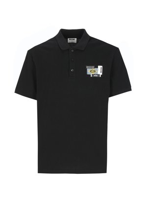 Polo nera a maniche corte con tre bottoni e un piccolo logo Moschino multicolore sul petto sinistro.