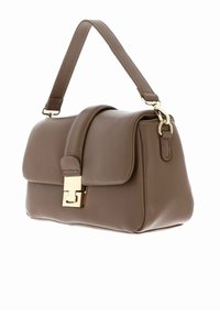 Sac à main en cuir marron avec une forme structurée, garnitures dorées et une fermeture à rabat. Comprend une poignée courte et des coutures sans couture.