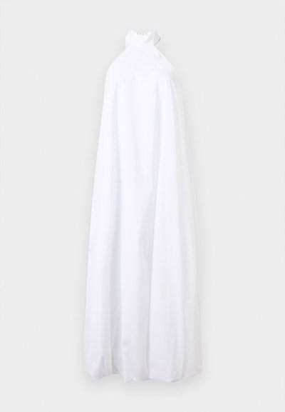 Longue robe blanche fluide avec un col montant à volants, sans manches, et un ourlet jusqu'au sol sur un fond uni.