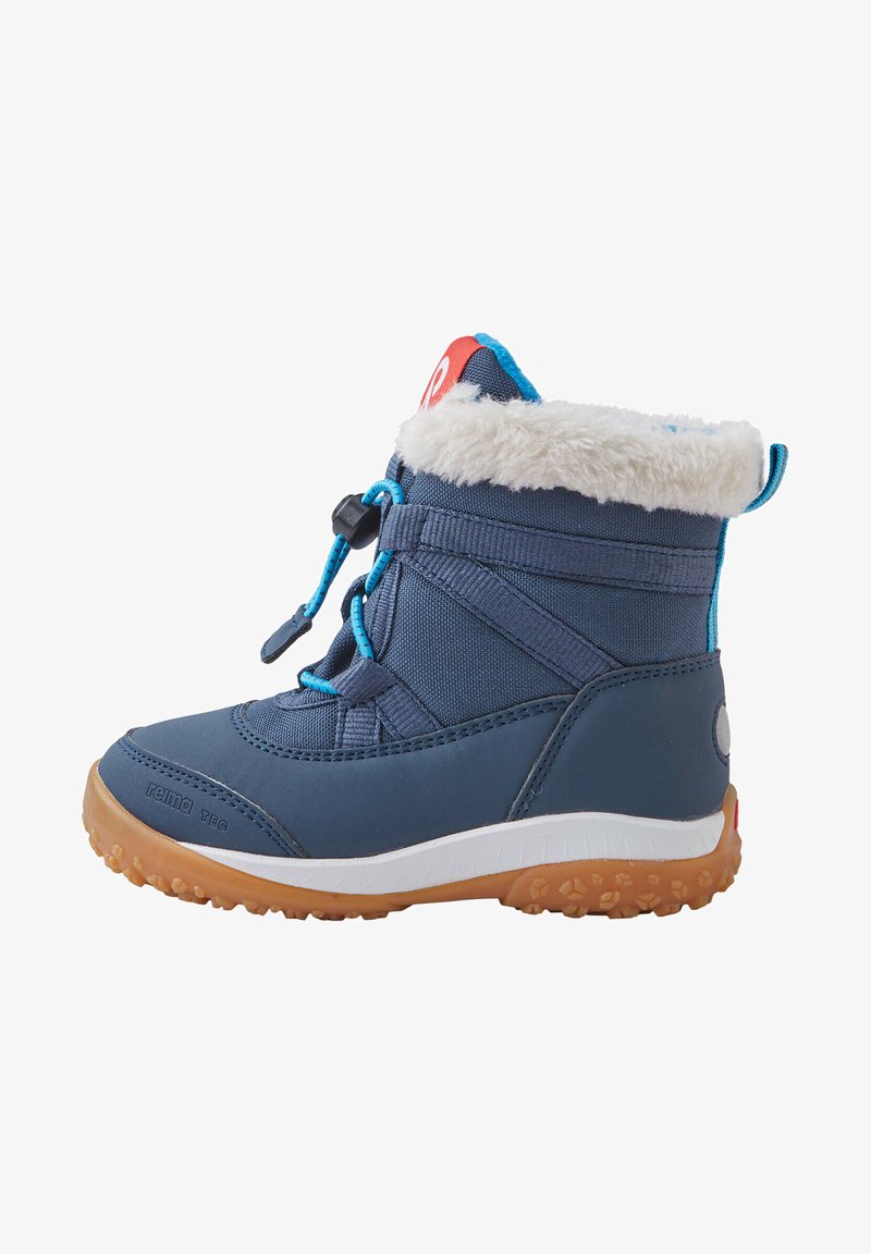Bota de invierno azul marino con un ribete de piel sintética blanca, suela de goma y cordones azules. Presenta una parte superior texturizada y un detalle de marca rojo.