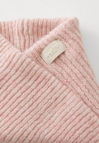 Sciarpa rosa lavorata a maglia con una texture a costine e un'etichetta cucita color sabbia che riporta la scritta "BARTS". Tessuto morbido, aspetto caldo, piegata all'angolo.