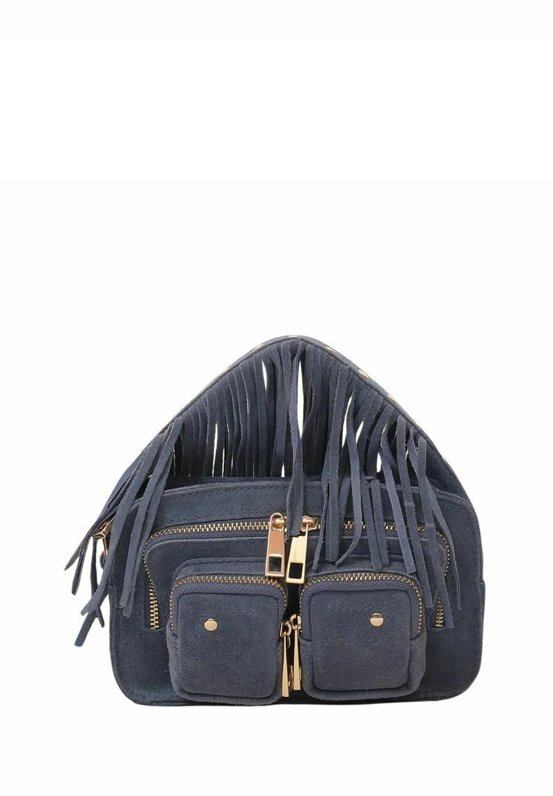 Marineblauwe suède handtas met franjes, twee gesloten voorzakken met rits, goudkleurige hardware en een driehoekige vorm.