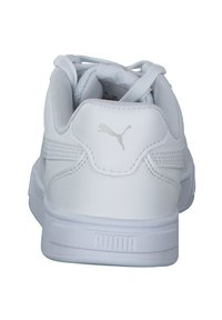 Scarpe sportive bianche con tomaia in pelle liscia, collarino imbottito, chiusura con lacci e suola in gomma con marchio in rilievo sul tallone.