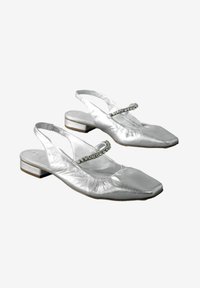Hopeakylkiset slingback-tasapohjaiset kengät neliönmuotoisella kärjellä, joissa on koristeellinen hihna, joka on koristeltu pienillä rhinestoneilla ja matalalla lohkotossulla.