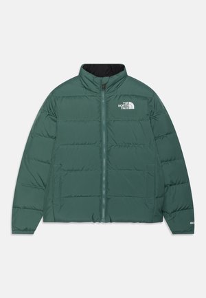 Grön puffjacka med dragkedjestängning fram, hög krage och sidofickor. Har stickade paneler och "The North Face"-logotyp i vitt.