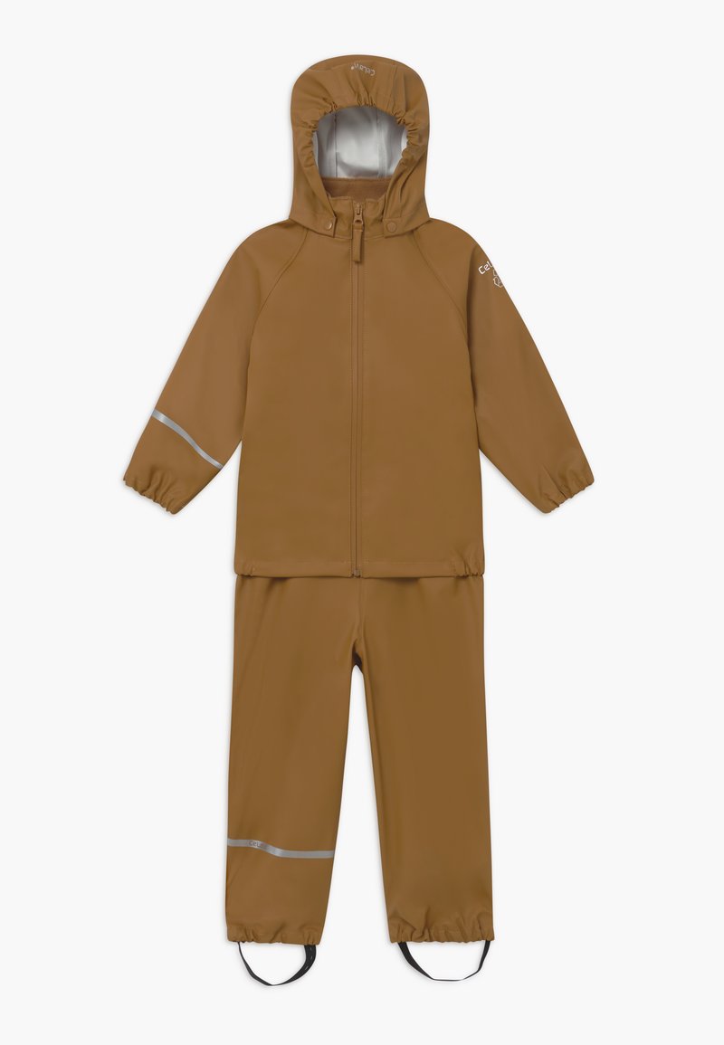 Brun vattentät regndräkt med huva, elastiska ärmslut och reflexdetaljer på jackan och byxorna; slät textur och andningsbart material.
