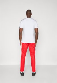 adidas Originals PERU TRACK PANT - Valsts izlases komandas apģērbs - better scarlet