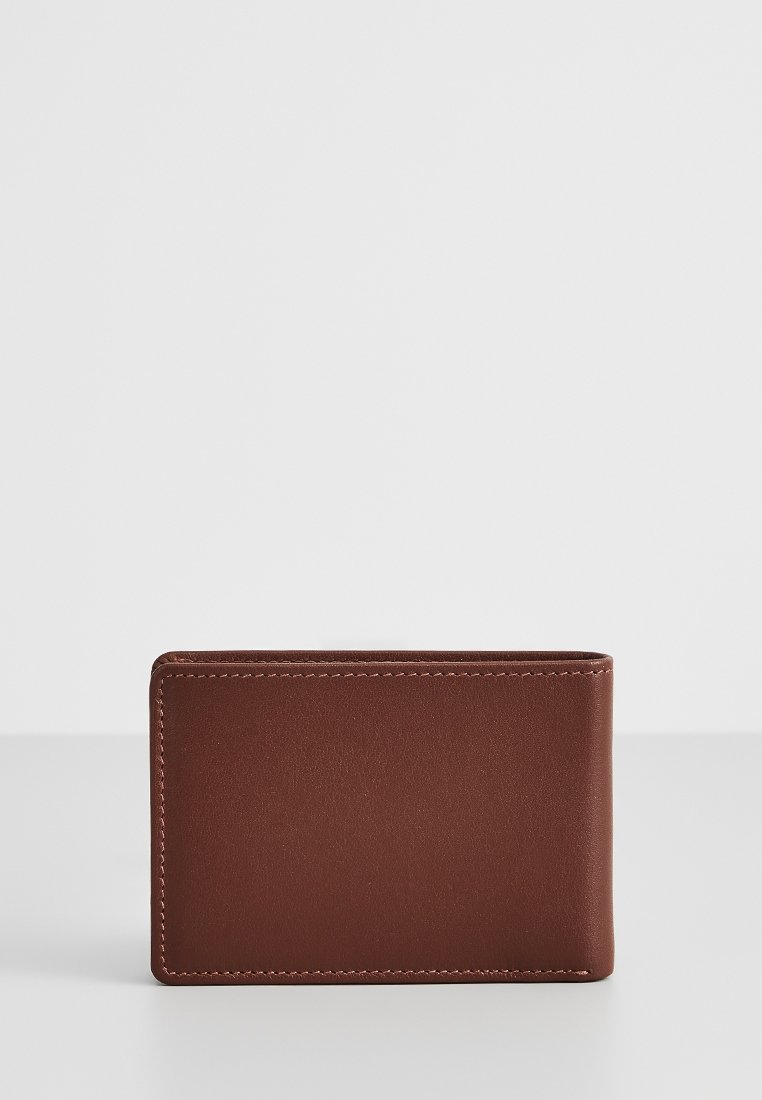 Braune Lederbörse mit glatter Textur, rechteckiger Form und ordentlicher Naht entlang der Kanten. Minimalistisches Design ohne sichtbare Beschläge.