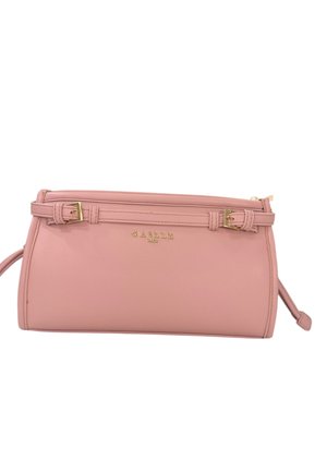 Borsa clutch in pelle rosa morbida con dettagli in fibbia dorata e logo dorato "Gabelle Paris" centrato davanti.