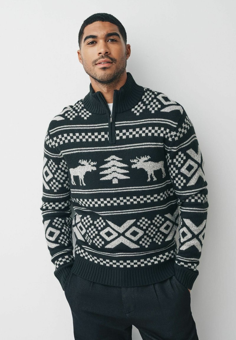 Gestrickter Pullover in Dunkelgrün und Grau, mit Mustern von Elchen und Bäumen, einem hohen Kragen und geometrischen Designs. Gerippte Bündchen und Saum.