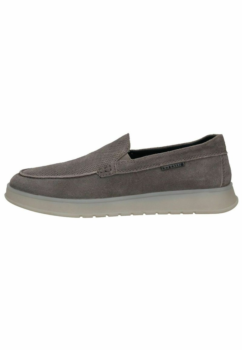 Zapato gris de ante tipo slip-on con parte superior texturizada, suela de goma flexible y un diseño minimalista, que presenta un pequeño logo en el lateral.