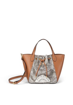 Borsa media in pelle marrone con tracolla regolabile e pannello frontale in tessuto con motivo circolare intricato in bianco e nero e chiusura con coulisse.