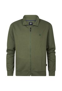 Chaqueta de zip en verde oliva con un patrón texturizado, cuello alzado y mangas largas. Presenta un pequeño logo en el pecho y puños acanalados.