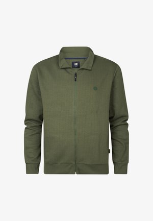 Jachetă verde măslinie cu fermoar, cu un model texturat, guler în picioare și mâneci lungi. Prezintă un logo mic pe piept și manșete ribbate.