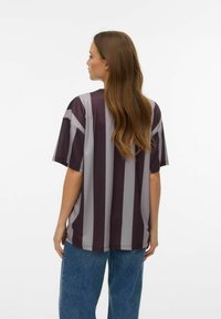 Lühikeste varrukatega särk, millel on horisontaalsed tumelillad ja helehallid triibud, valmistatud kergest kangast ja lõdva istuvusega.