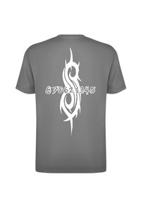 Grå bomull t-skjorte med et hvitt tribal-design og tallet "870621345" trykt på baksiden. Kortsømmer og klassisk passform.