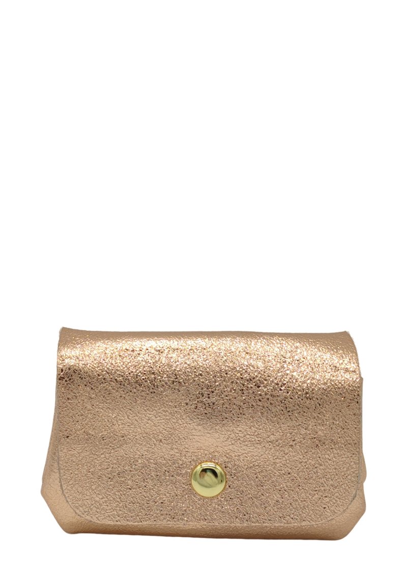 Petite pochette métallique texturée couleur or rose avec une fermeture à bouton doré unique sur le rabat avant.