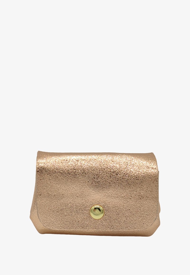 Petite pochette métallique texturée couleur or rose avec une fermeture à bouton doré unique sur le rabat avant.