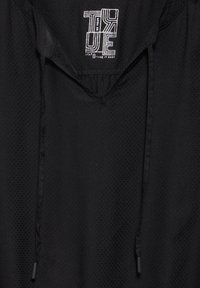 Schwarze Mesh-Hoodie mit V-Ausschnitt, Zugband-Akzenten und einem gedruckten Etikett mit dem Text "TRUE" auf dem Innenkragen.