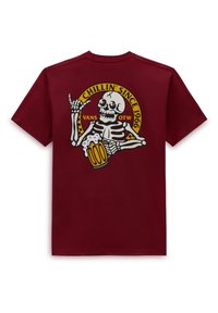 Camiseta de algodón color marrón con un gráfico de un esqueleto sosteniendo una cerveza y haciendo un gesto, con el texto y el logo "CHILLIN' SINCE 1966".