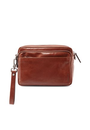 Braune Leder-Armbandtasche mit zwei Reißverschlussfächern und abnehmbarem Riemen auf weißem Hintergrund.