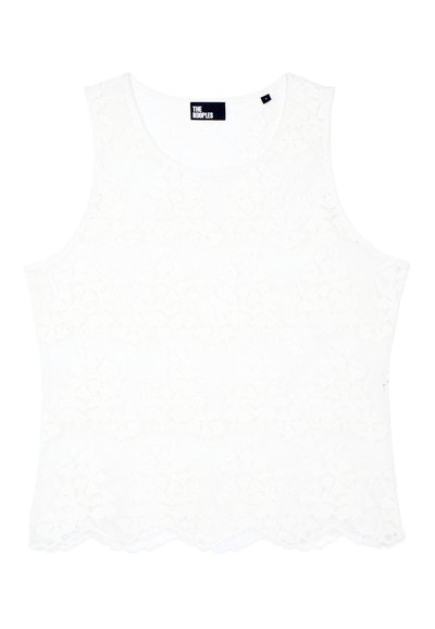 Witte mouwloze top met een haakpatroon, golvende zoom en een ronde halslijn. Merkenlabel is zichtbaar op de hals. Gelaagd stof.