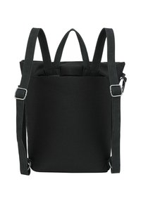 Mochila negra de lona con correas ajustables, asa superior acolchada y un diseño minimalista. Textura suave sin patrones ni acentos visibles.
