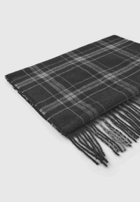 Czarny i szary szalik w kratę z postrzępionymi brzegami, wykonany z miękkiego materiału, o wzorze w szachownicę i teksturowanym wykończeniu.