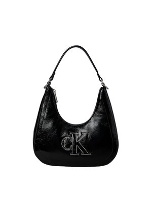 Schwarze glänzende Handtasche mit kurzem Trageriemen und großem "cK"-Logo, das in der vorderen Mitte aufgenäht ist.