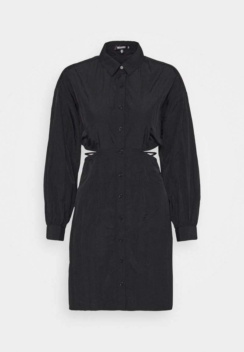 Robe-chemise noire à manches longues avec col, fermeture boutonnée devant, liens ajustés à la taille et manches avec poignets.