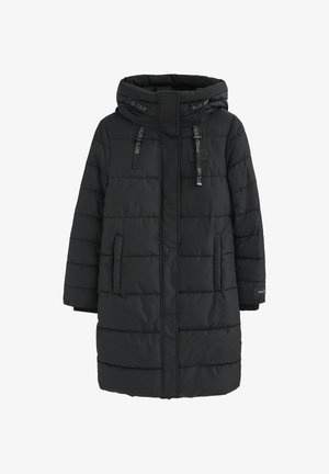 Manteau en duvet noir avec capuche, présentant un design matelassé, deux poches latérales et des accents de logo sur le col et la manche. Coupe mi-longue.