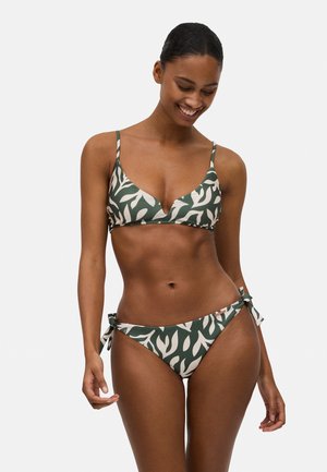 Bikini verde con estampado de hojas; la parte superior tiene tirantes finos y un escote pronunciado. La parte inferior cuenta con lazos ajustables en los laterales. Textura de tela suave.