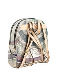Mochila multicolor con un exterior textil que presenta patrones intrincados, acentos de cuero beige, dos correas ajustables y un cierre de doble cremallera.