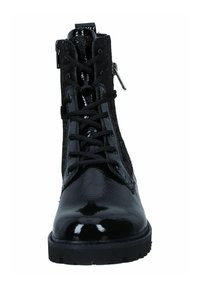 Bottine noire avec finition brillante en vernis, panneau latéral texturé, lacets sur le devant, fermeture éclair sur le côté et semelle épaisse. Pas de logos ou de motifs visibles.