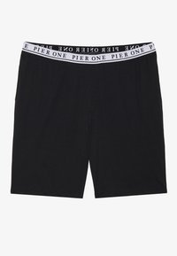 Sorte shorts laget av mykt stoff, med elastisk midjebånd og hvit "PIER ONE" merkevare, enkelt design uten tilleggsmønstre.