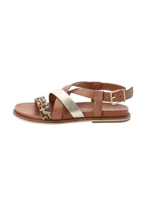 Sandale maro din piele cu imprimeu leopard, barete aurii metalice și o cataramă aurie pe talpă plată, pe fundal alb.