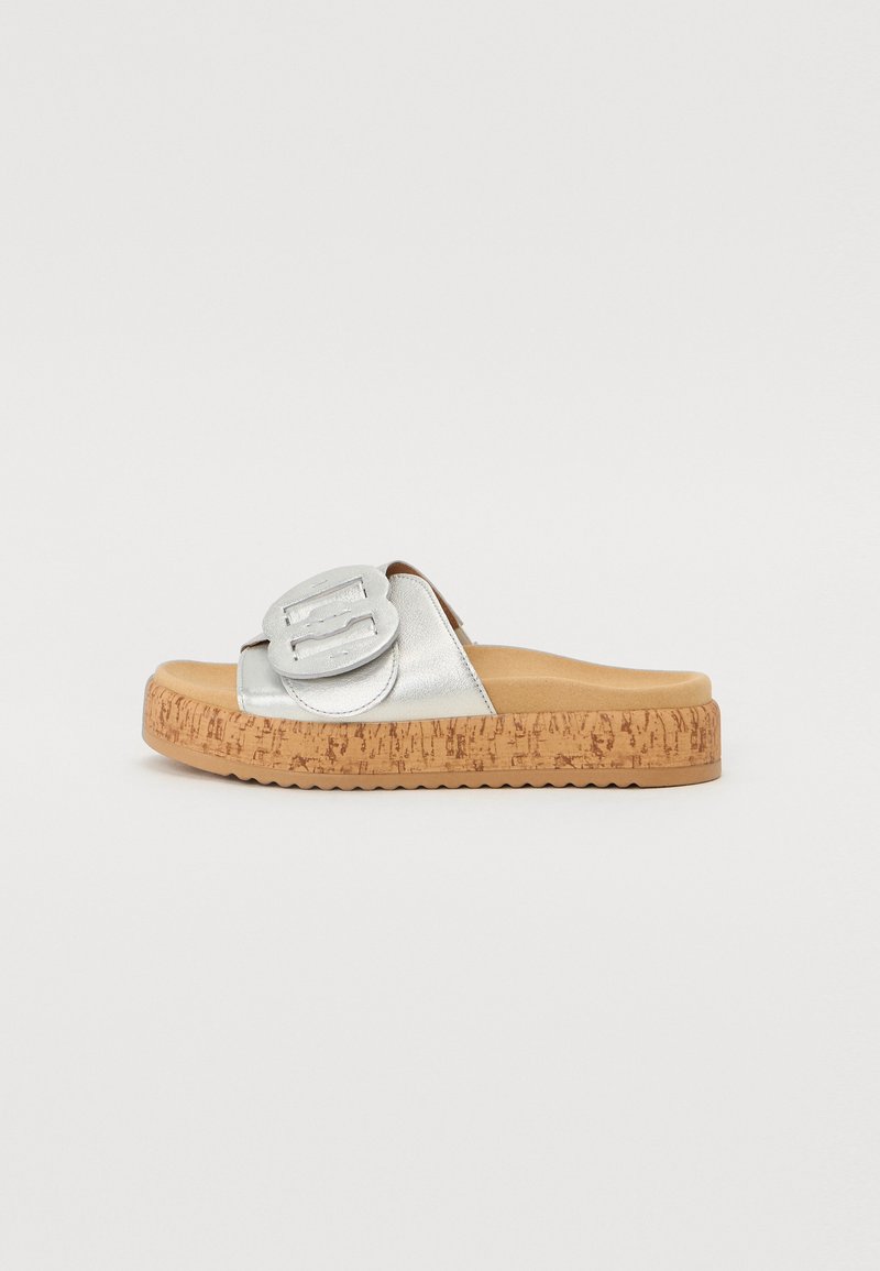 Zilveren faux leren slide sandaal met een kurken zool, voorzien van een opvallende ronde gespdetail en een tekstuurlijke voetbed voor comfort.