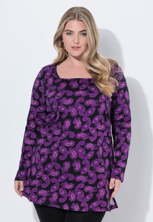 Tunique à motif cachemire violet avec un décolleté carré, des manches longues et un fond noir. Tissu doux avec une coupe décontractée et des fentes latérales.